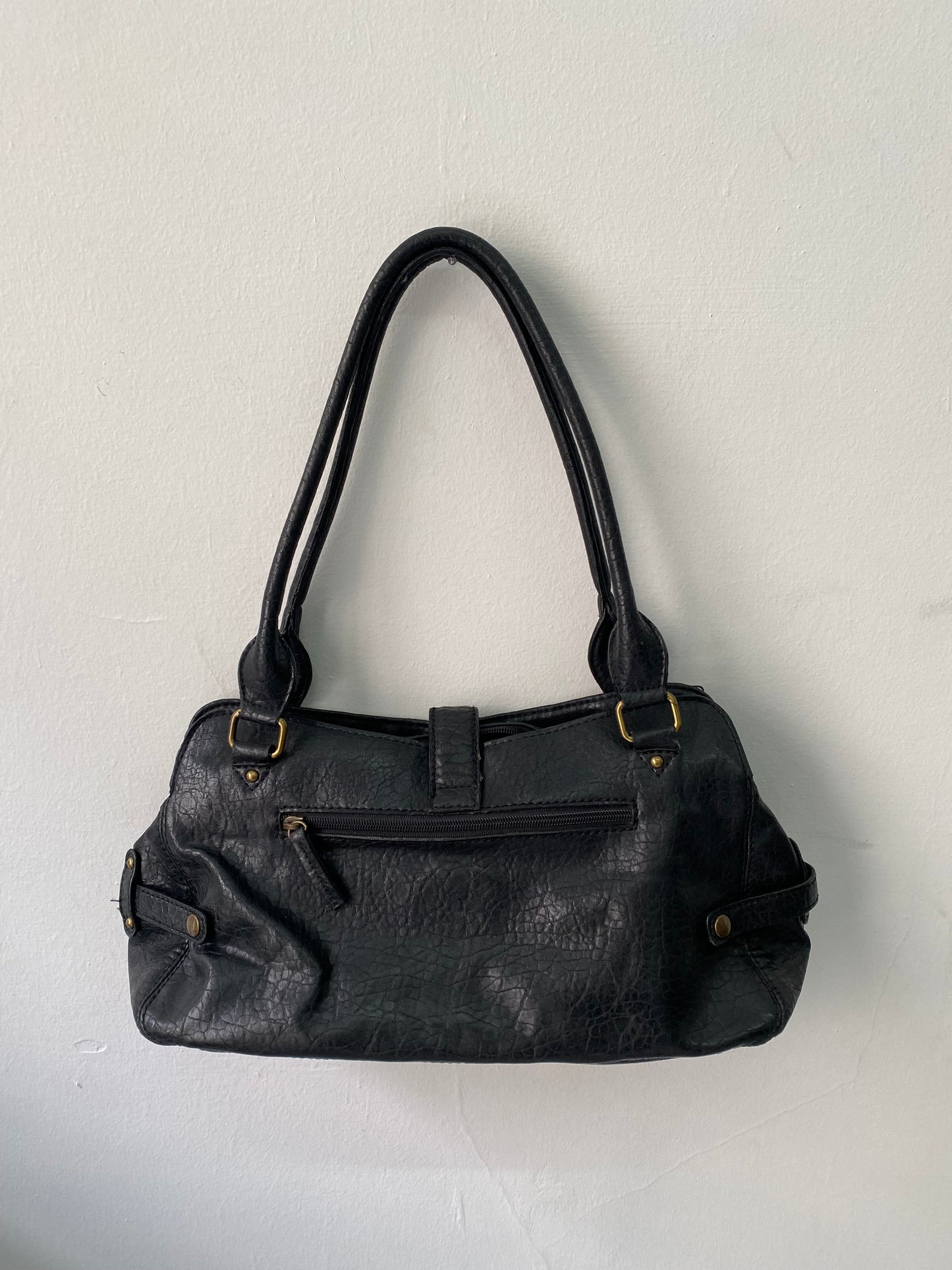 Vintage leather shoulder bag with buckle details