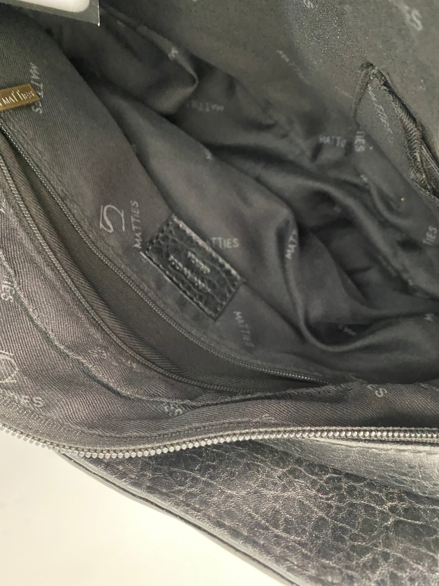 Vintage leather shoulder bag with buckle details